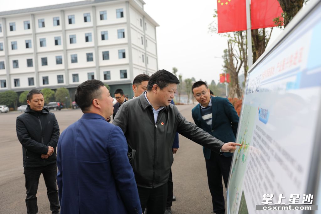 付旭明在桑植工業(yè)園B區(qū)考察產(chǎn)業(yè)發(fā)展情況。.jpg
